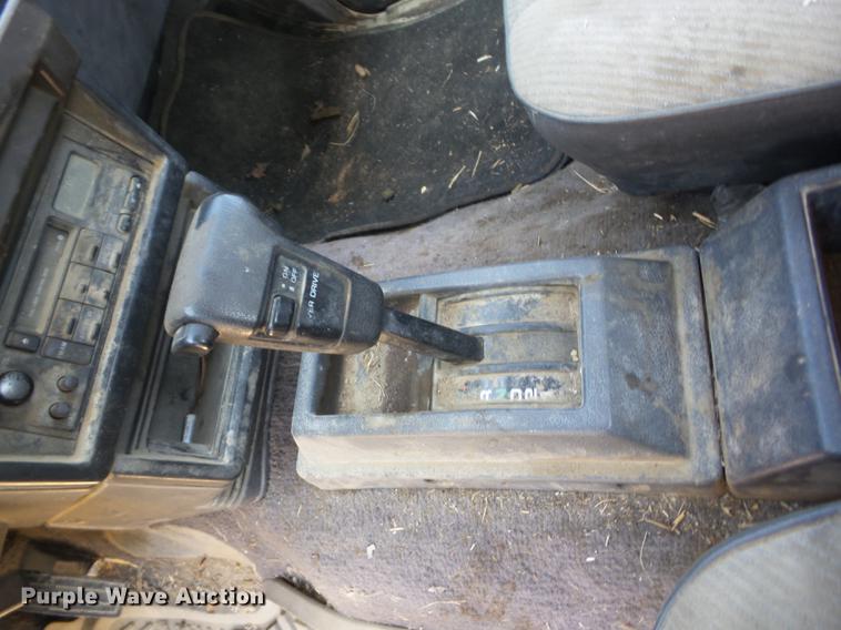 image for item BI9510 1993 Nissan King Cab pickup truck