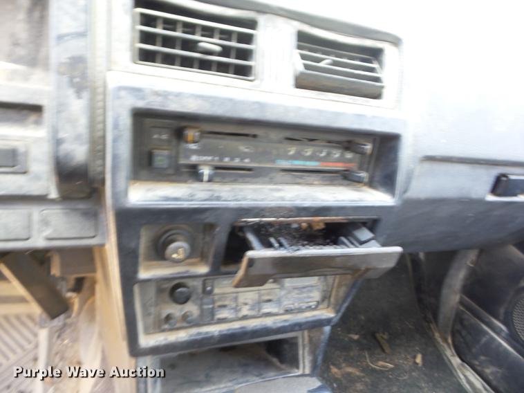 image for item BI9510 1993 Nissan King Cab pickup truck