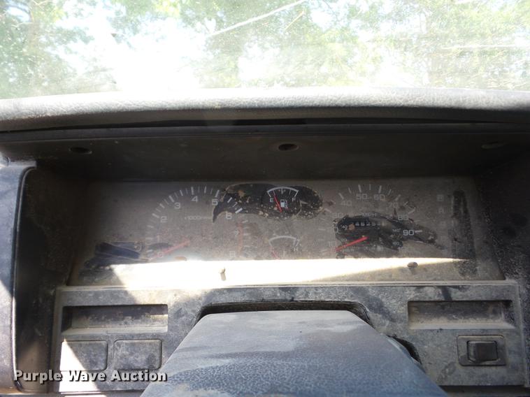 image for item BI9510 1993 Nissan King Cab pickup truck