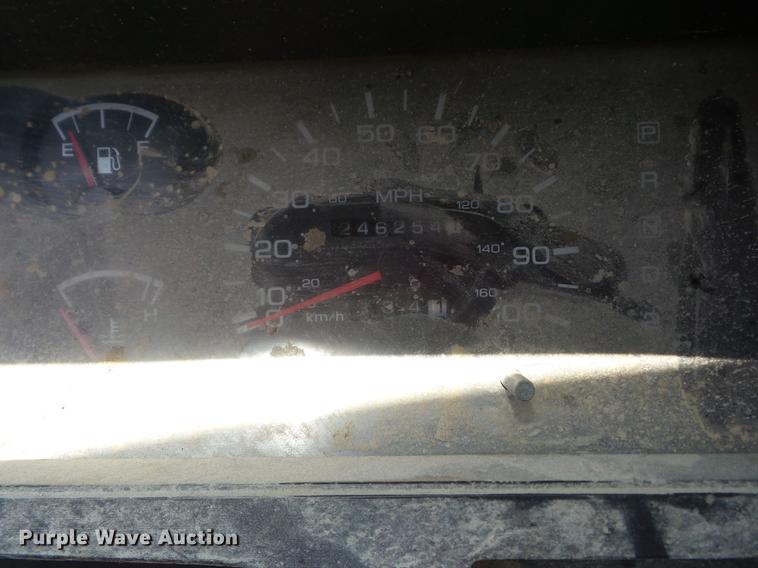 image for item BI9510 1993 Nissan King Cab pickup truck