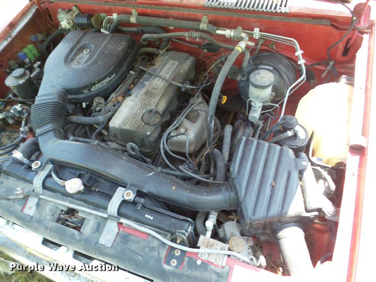 image for item BI9510 1993 Nissan King Cab pickup truck