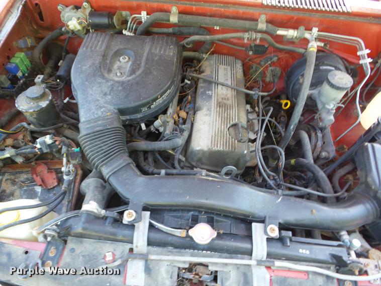 image for item BI9510 1993 Nissan King Cab pickup truck