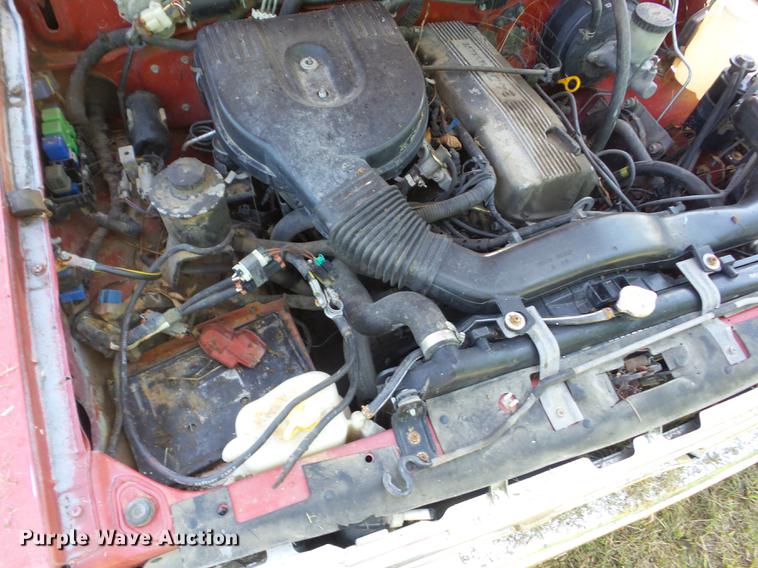 image for item BI9510 1993 Nissan King Cab pickup truck