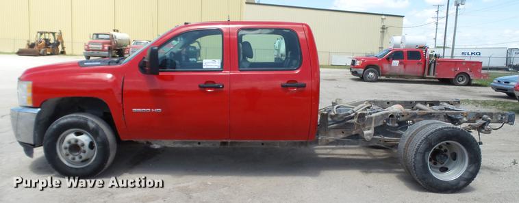 image for item DC4192 2011 Chevrolet Silverado 3500HD Crew Cab pickup truck cab and chassis