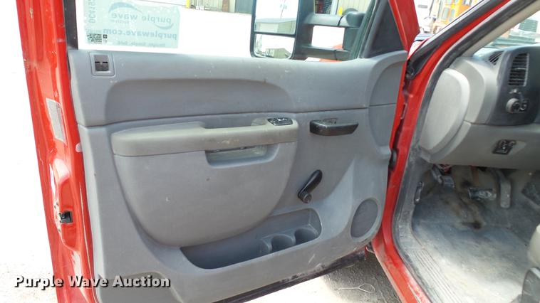 image for item DC4192 2011 Chevrolet Silverado 3500HD Crew Cab pickup truck cab and chassis