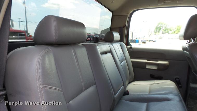 image for item DC4192 2011 Chevrolet Silverado 3500HD Crew Cab pickup truck cab and chassis