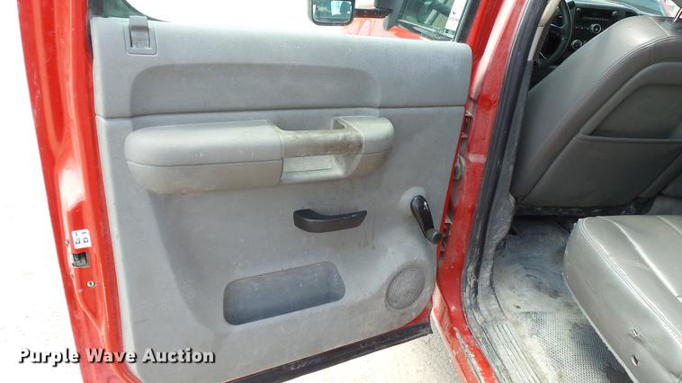 image for item DC4192 2011 Chevrolet Silverado 3500HD Crew Cab pickup truck cab and chassis