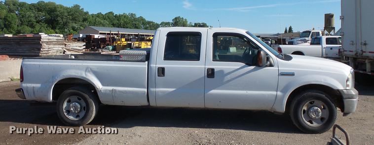 image for item DC4716 2005 Ford F250 Super Duty Crew Cab pickup truck