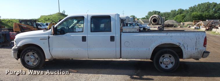 image for item DC4716 2005 Ford F250 Super Duty Crew Cab pickup truck