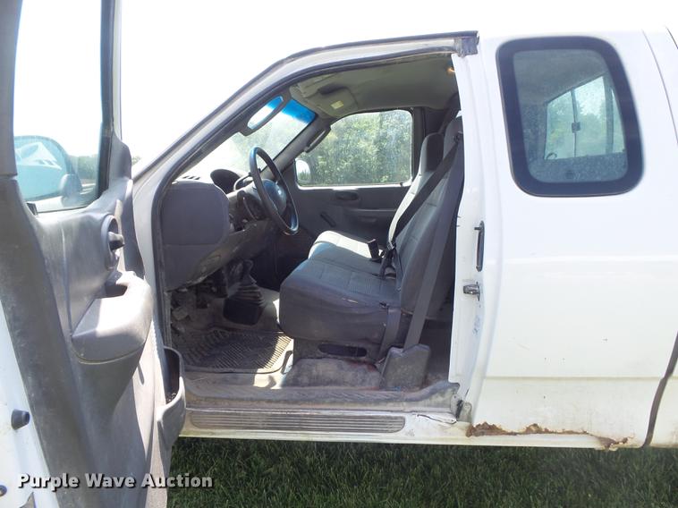 image for item DD7178 2004 Ford F150 XL SuperCab pickup truck