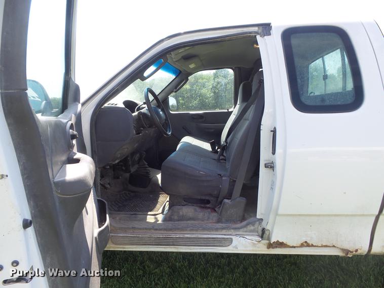 image for item DD7178 2004 Ford F150 XL SuperCab pickup truck