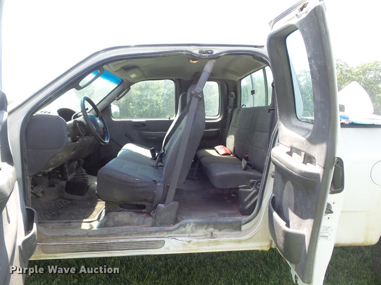 image for item DD7178 2004 Ford F150 XL SuperCab pickup truck