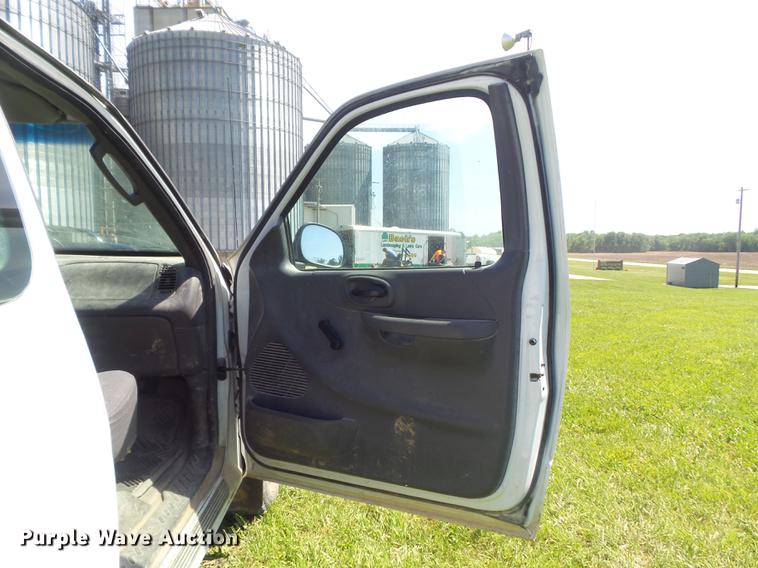 image for item DD7178 2004 Ford F150 XL SuperCab pickup truck