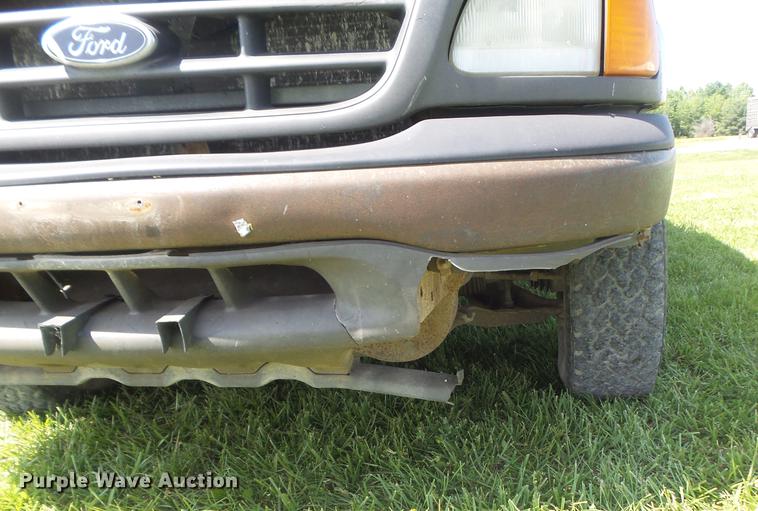 image for item DD7178 2004 Ford F150 XL SuperCab pickup truck