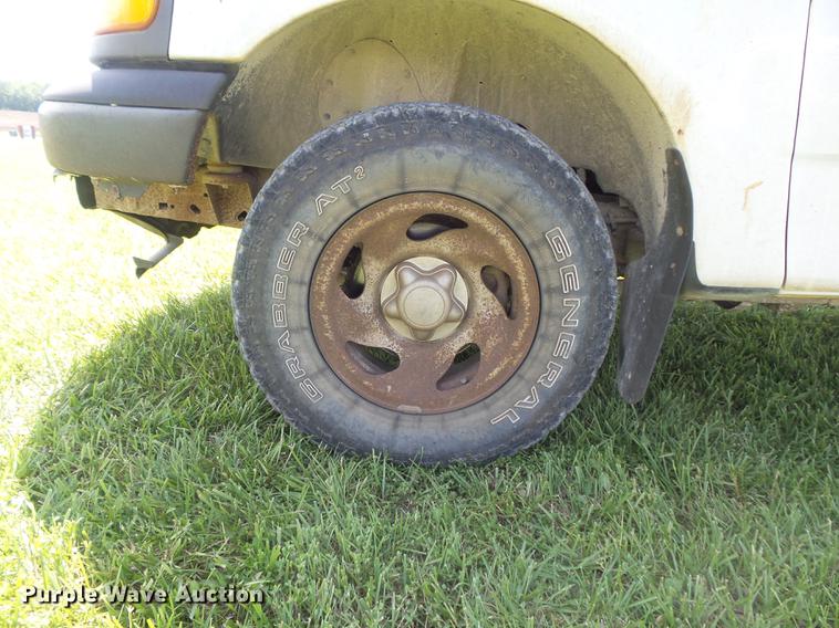 image for item DD7178 2004 Ford F150 XL SuperCab pickup truck