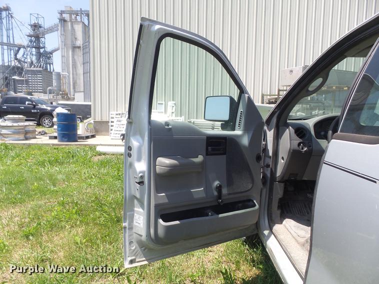 image for item DD7181 2005 Ford F150 XL pickup truck