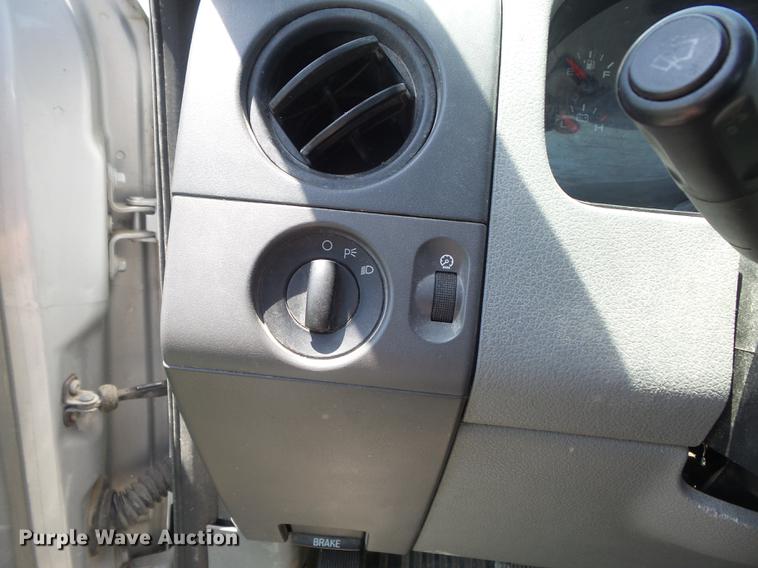 image for item DD7181 2005 Ford F150 XL pickup truck