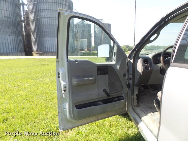 image for item DD7183 2005 Ford F150 XL pickup truck