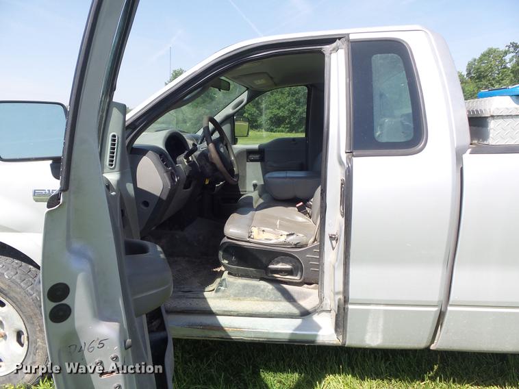 image for item DD7183 2005 Ford F150 XL pickup truck