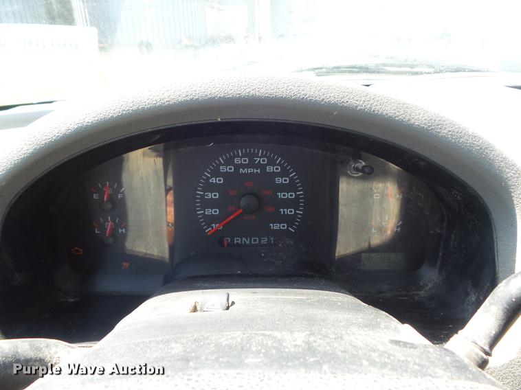 image for item DD7183 2005 Ford F150 XL pickup truck