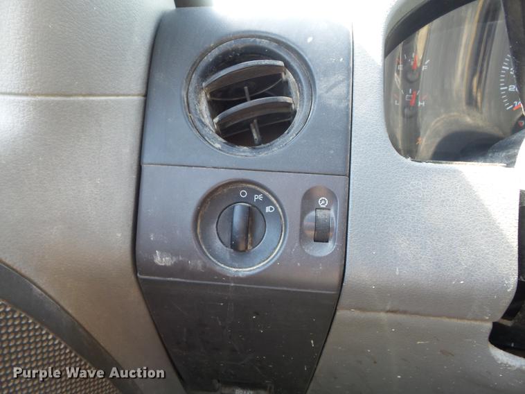 image for item DD7183 2005 Ford F150 XL pickup truck