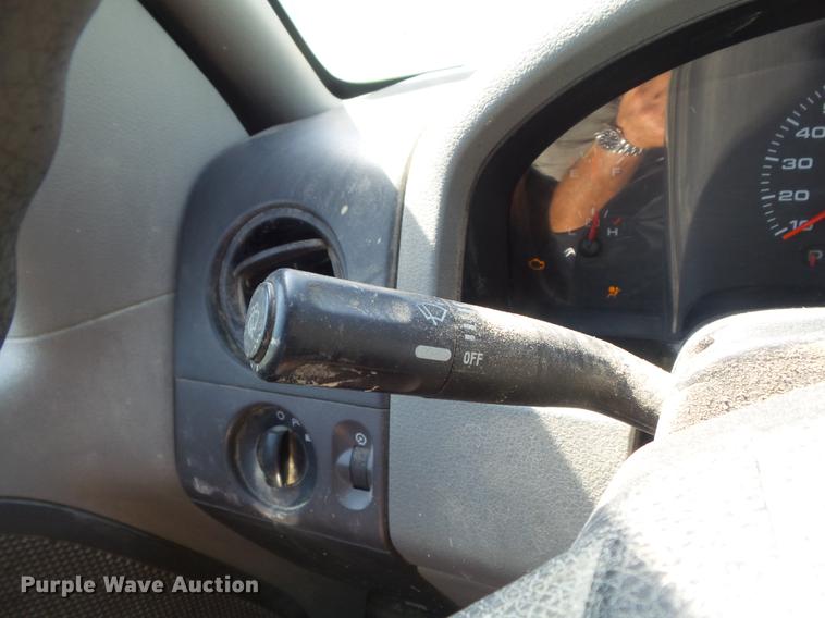 image for item DD7183 2005 Ford F150 XL pickup truck