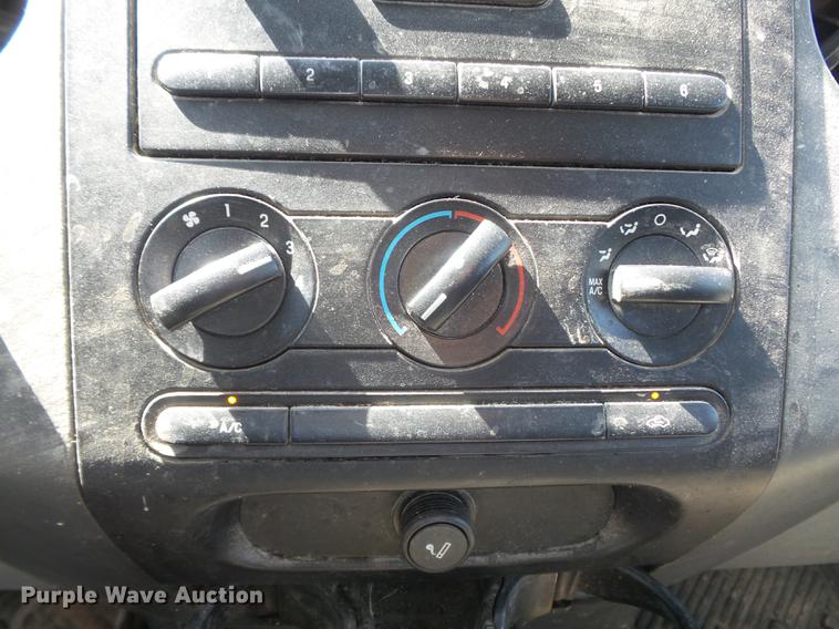 image for item DD7183 2005 Ford F150 XL pickup truck