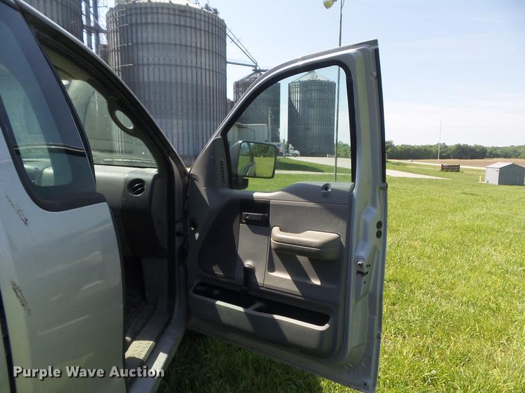 image for item DD7183 2005 Ford F150 XL pickup truck