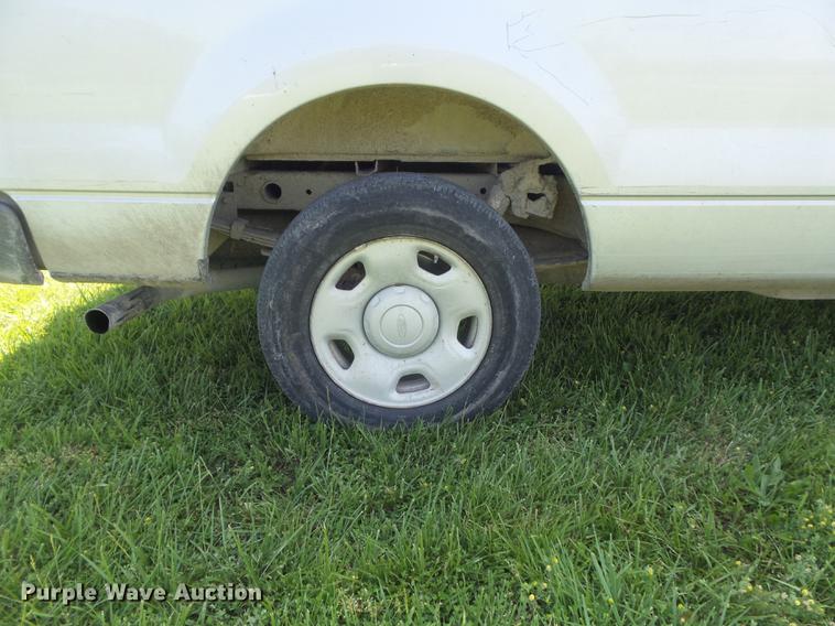 image for item DD7183 2005 Ford F150 XL pickup truck