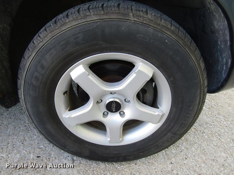 image for item DD7491 2004 Hyundai Santa Fe SUV