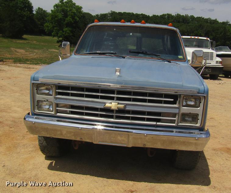 image for item DD8507 1986 Chevrolet Suburban 20 SUV