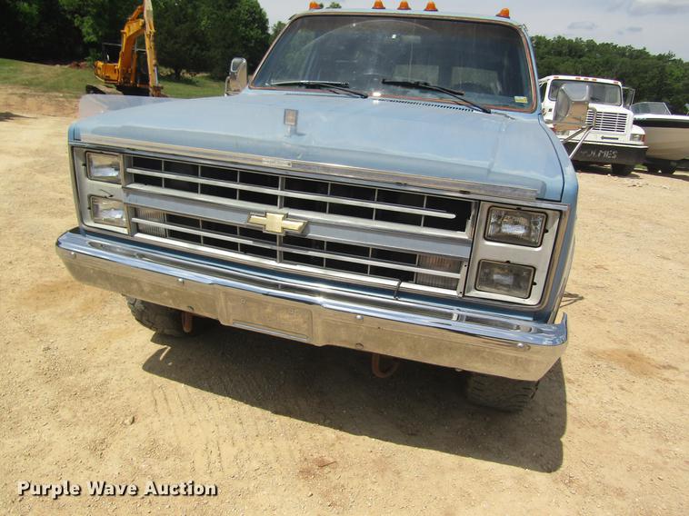 image for item DD8507 1986 Chevrolet Suburban 20 SUV