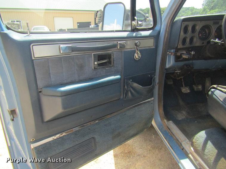 image for item DD8507 1986 Chevrolet Suburban 20 SUV