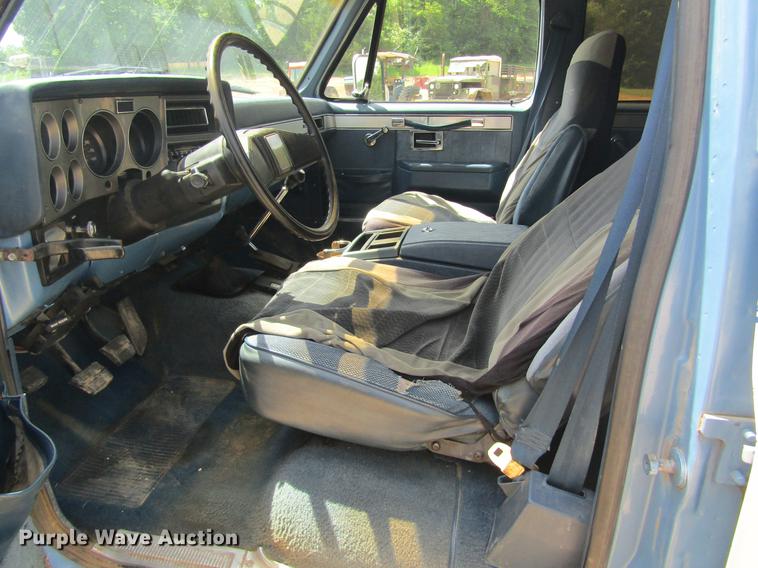 image for item DD8507 1986 Chevrolet Suburban 20 SUV