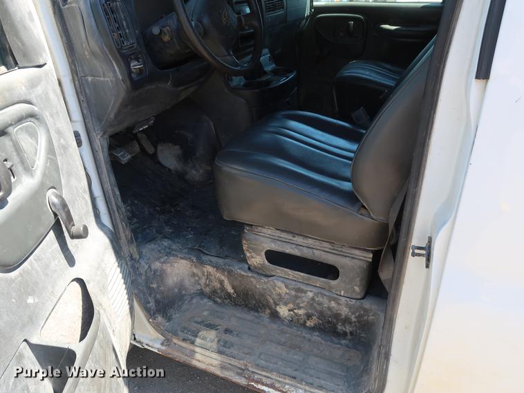 image for item DD9584 2002 Chevrolet Express 3500 van