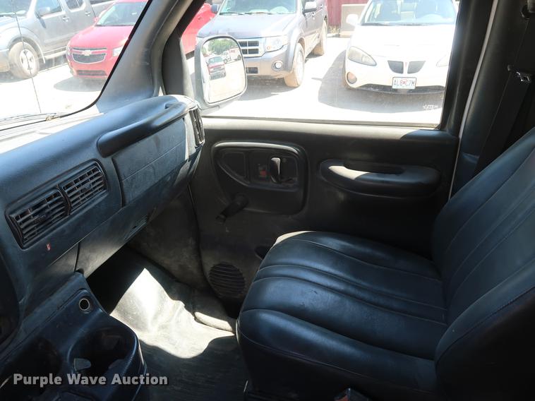 image for item DD9584 2002 Chevrolet Express 3500 van