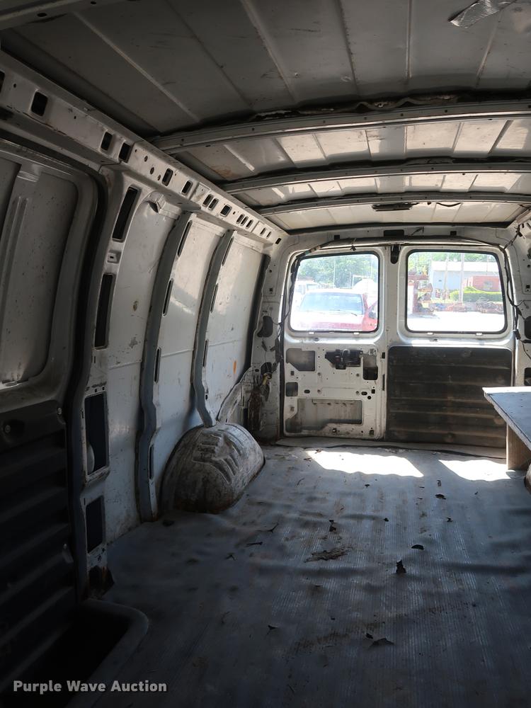 image for item DD9584 2002 Chevrolet Express 3500 van