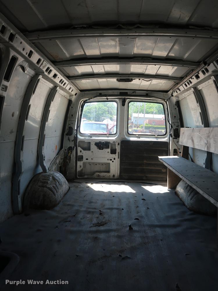 image for item DD9584 2002 Chevrolet Express 3500 van