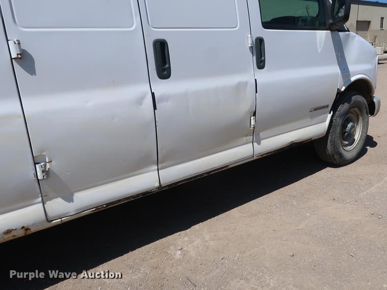 image for item DD9584 2002 Chevrolet Express 3500 van