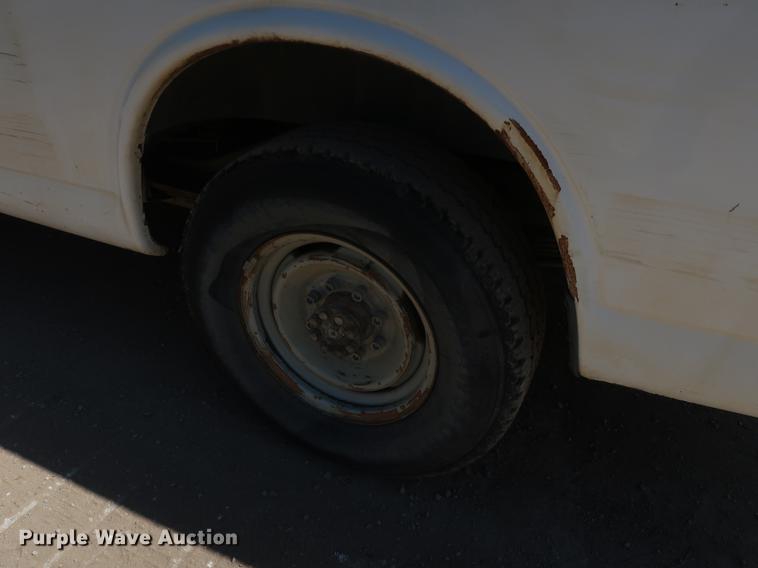 image for item DD9584 2002 Chevrolet Express 3500 van