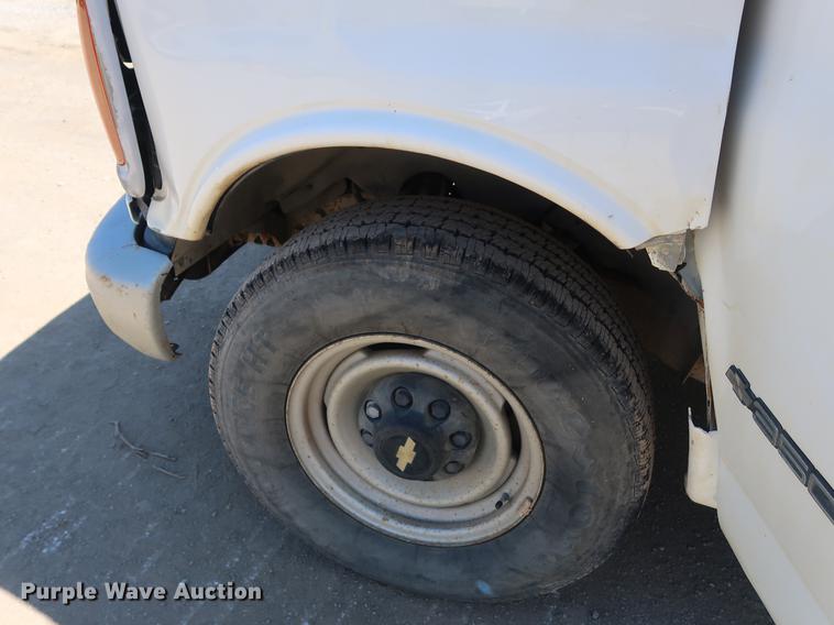 image for item DD9584 2002 Chevrolet Express 3500 van