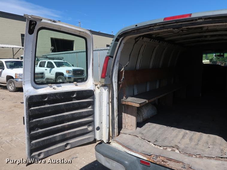 image for item DD9584 2002 Chevrolet Express 3500 van