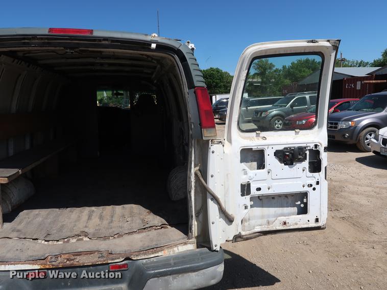 image for item DD9584 2002 Chevrolet Express 3500 van