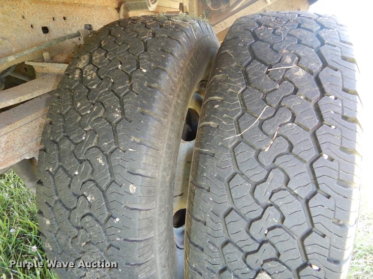 image for item DE1753 2005 Ford F350 Super Duty Crew Cab dump flatbed pickup truck