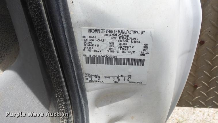 image for item DE7098 1999 Ford F550 flatbed truck