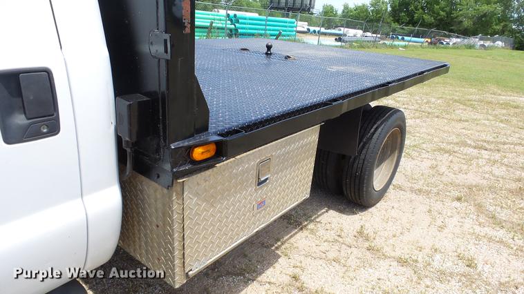 image for item DE7098 1999 Ford F550 flatbed truck