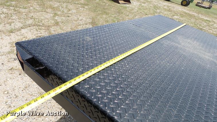 image for item DE7098 1999 Ford F550 flatbed truck