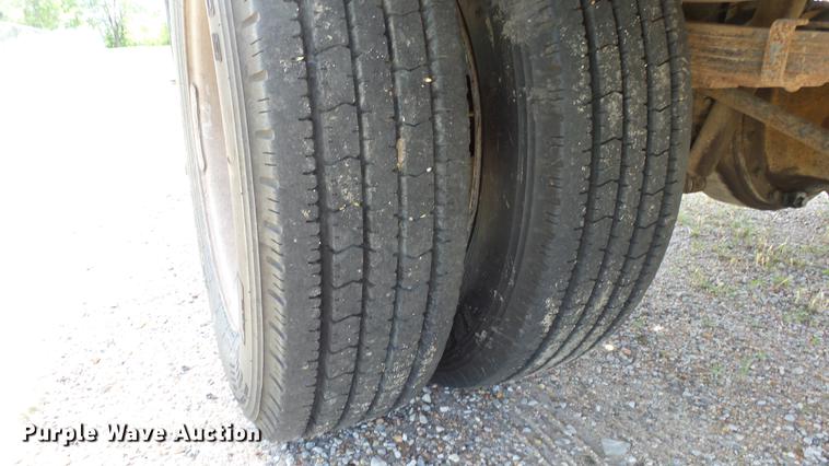 image for item DE7098 1999 Ford F550 flatbed truck