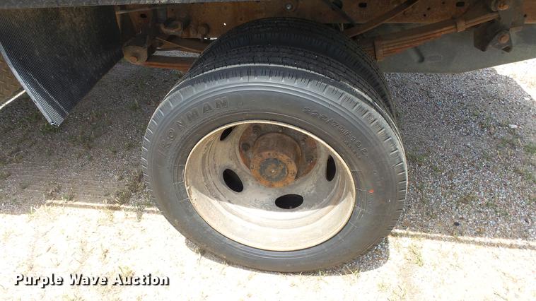 image for item DE7098 1999 Ford F550 flatbed truck