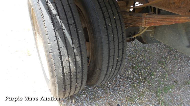 image for item DE7098 1999 Ford F550 flatbed truck